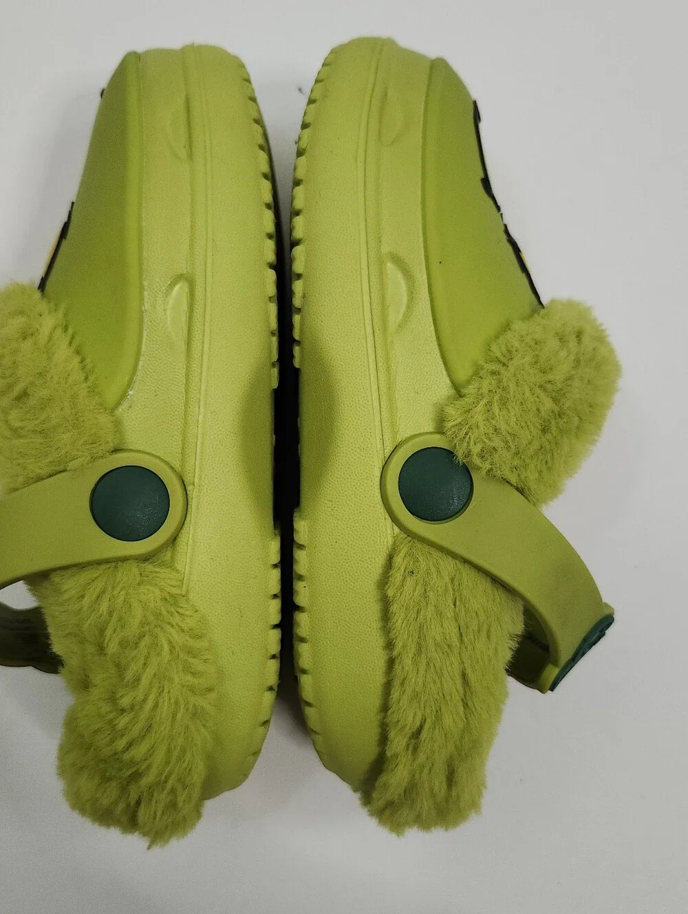 The Grinch Clogs Slippers Crocs Green Faux Fur Lined Santa Classic Size 10 Kids